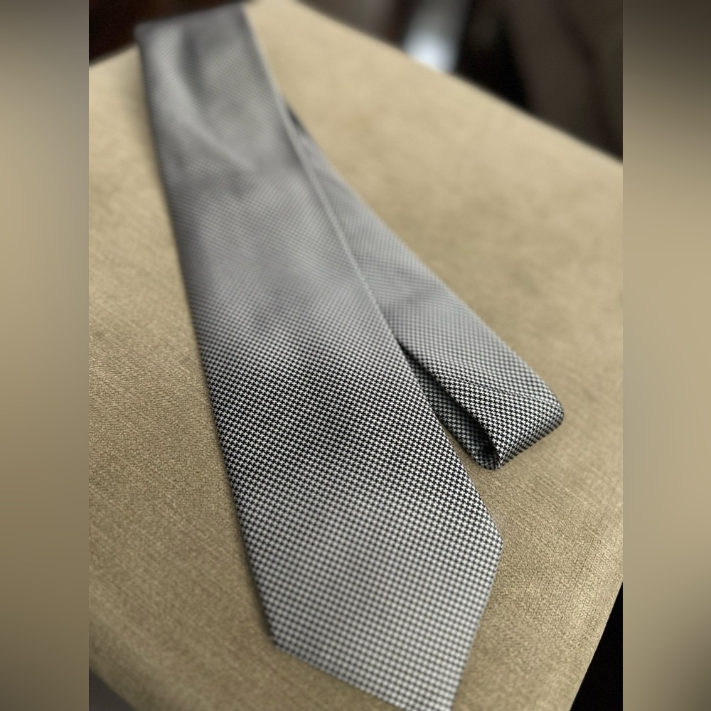 Jos A Banks silver silk neck tie‼️